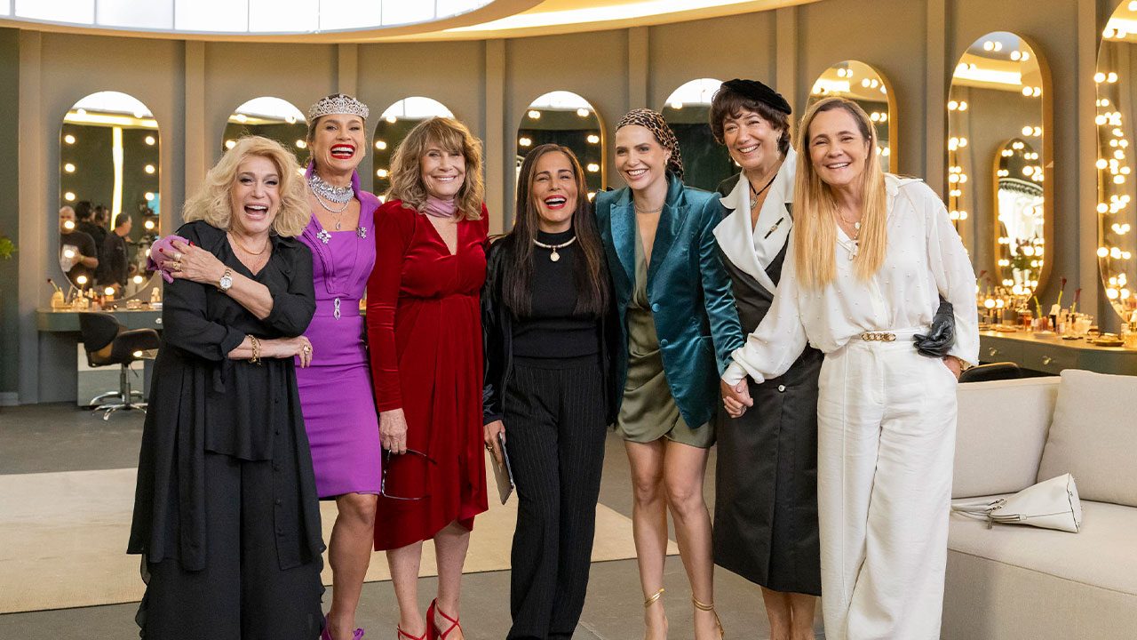 Branca, Cristina, Nazaré, Raquel, Vanessa, Maristela e Carminha reunidas no especial 60 anos da TV Globo em camarim iluminado