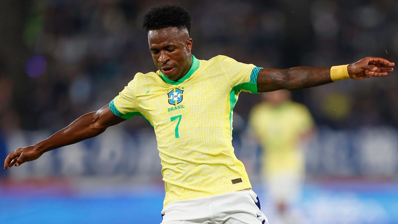 Jogador de futebol Vini Jr. com a camisa amarela da seleção brasileira em campo durante partida amistosa contra o Japão