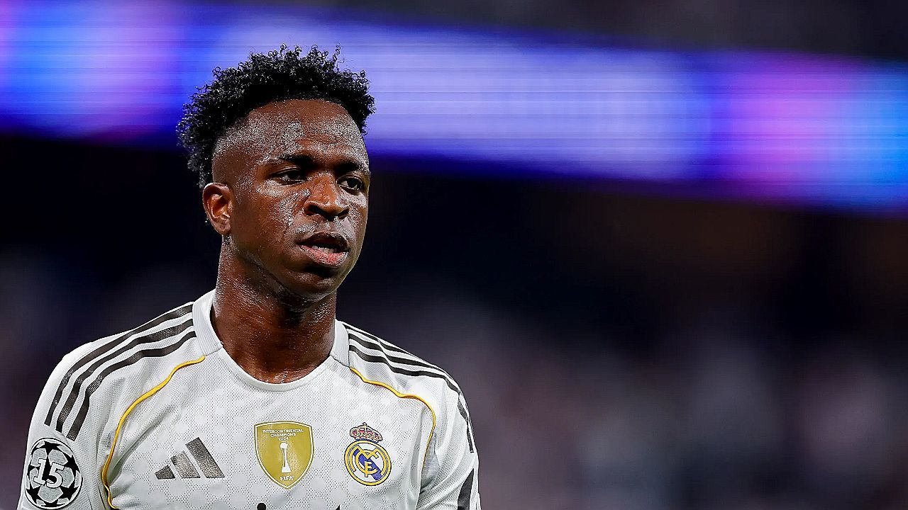 Vinícius Júnior com uniforme do Real Madrid durante partida da Liga dos Campeões da UEFA no estádio