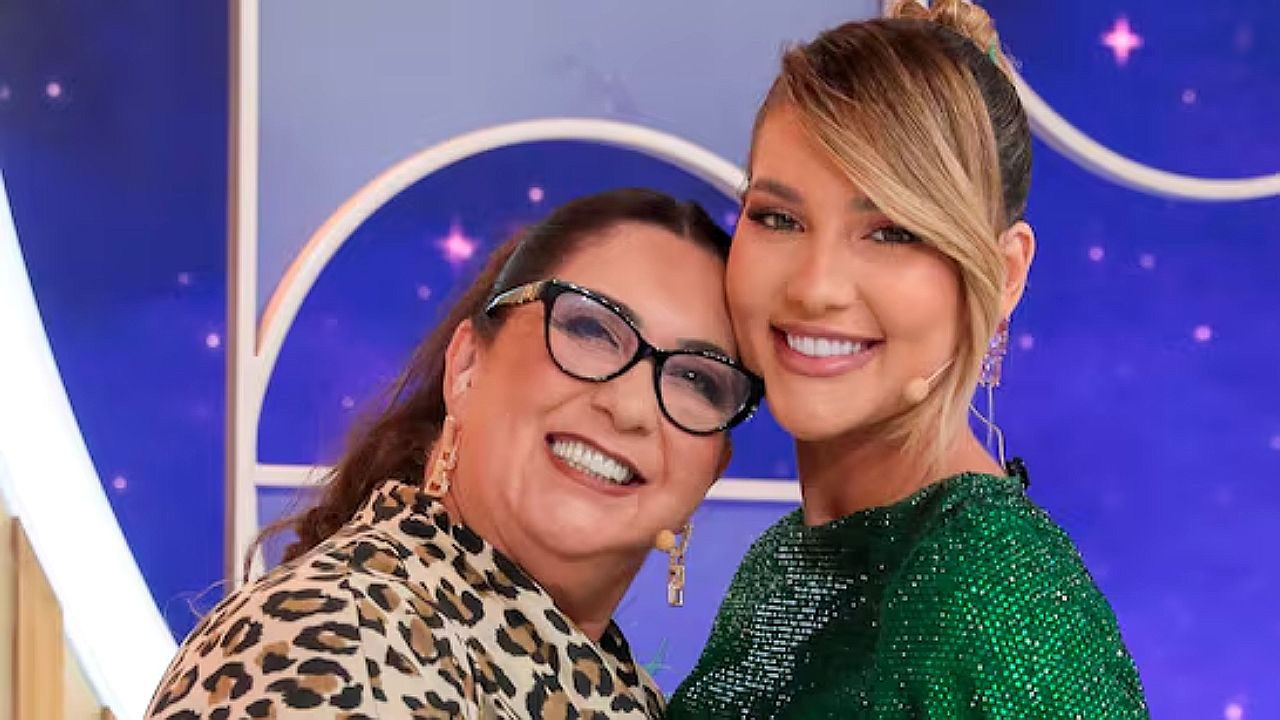 Virginia Fonseca abraça Margareth Serrão durante gravação de programa de TV com as duas sorrindo para a câmera