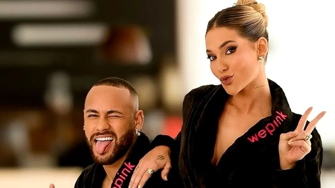 Virginia Fonseca e Neymar posam juntos sorrindo e fazendo gestos em foto compartilhada nas redes sociais