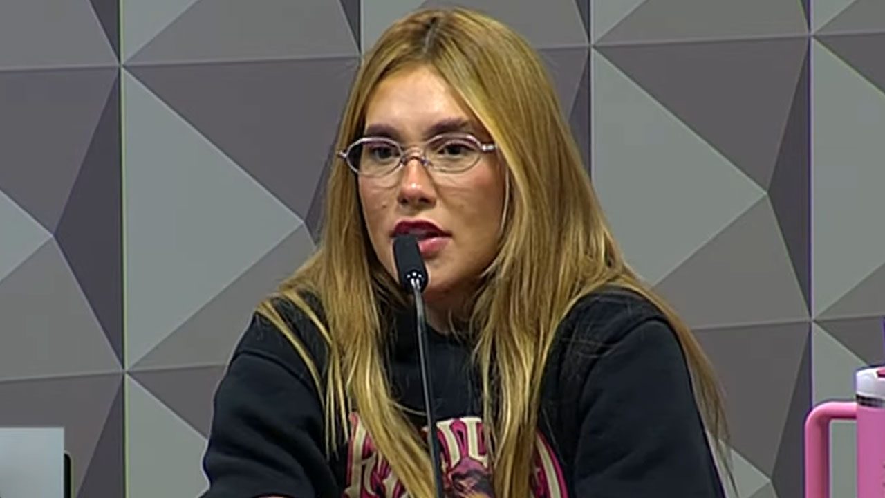 Virginia Fonseca fala ao microfone durante sessão da CPI das bets