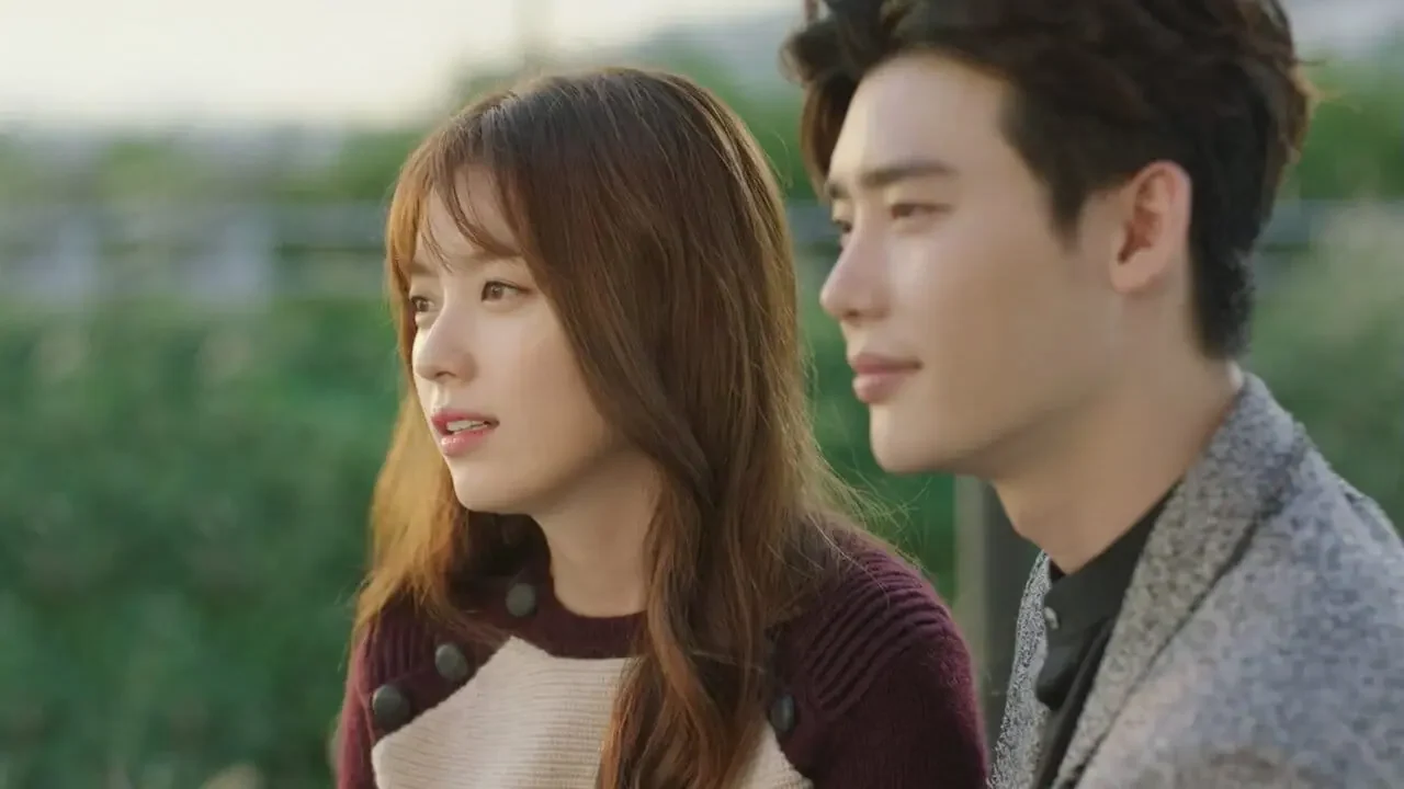Protagonistas de W Dois Mundos conversam lado a lado ao ar livre em cena do drama sul-coreano W Two Worlds