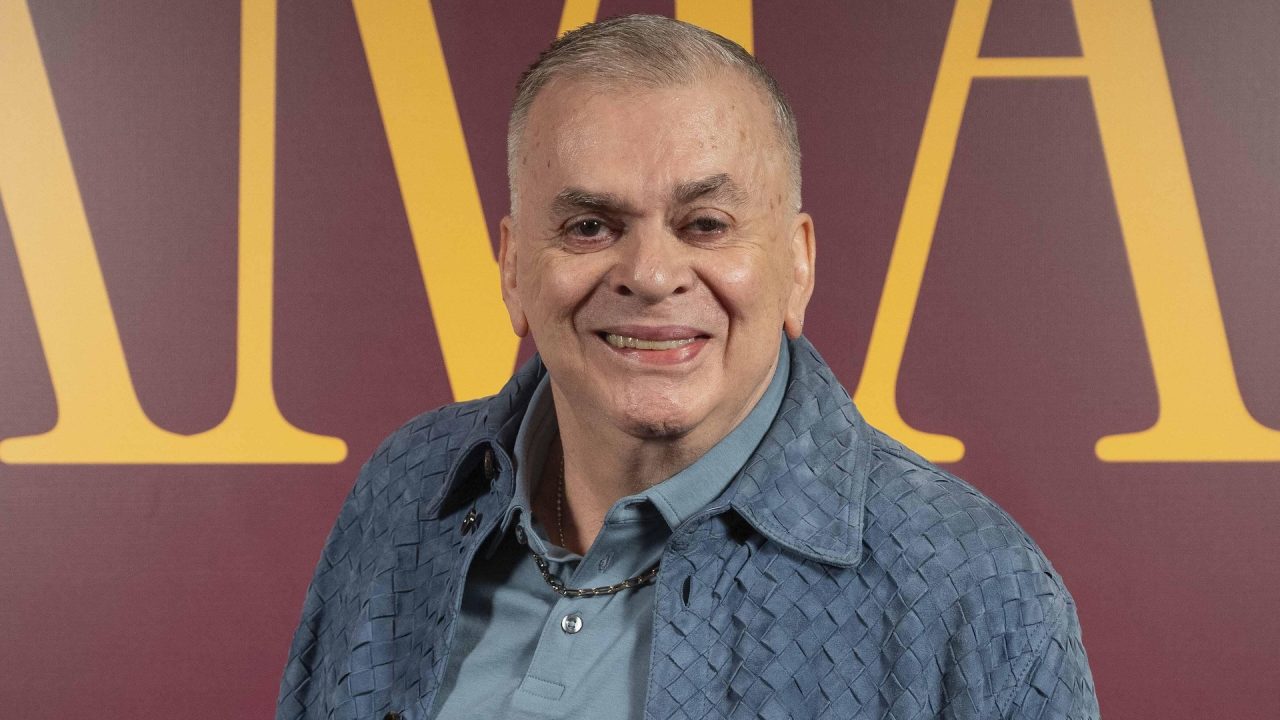 Walcyr Carrasco posa sorrindo durante lançamento de Quem Ama Cuida em evento promocional da novela da Globo.