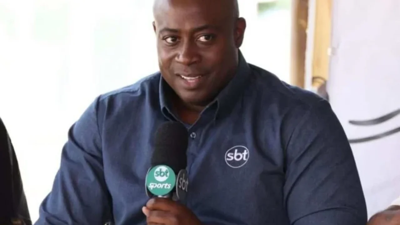Repórter do SBT Sports segura microfone durante entrevista em cobertura esportiva ao vivo