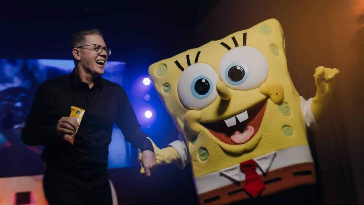 Foto de Wendel Bezerra ao lado de ator vestido de Bob Esponja