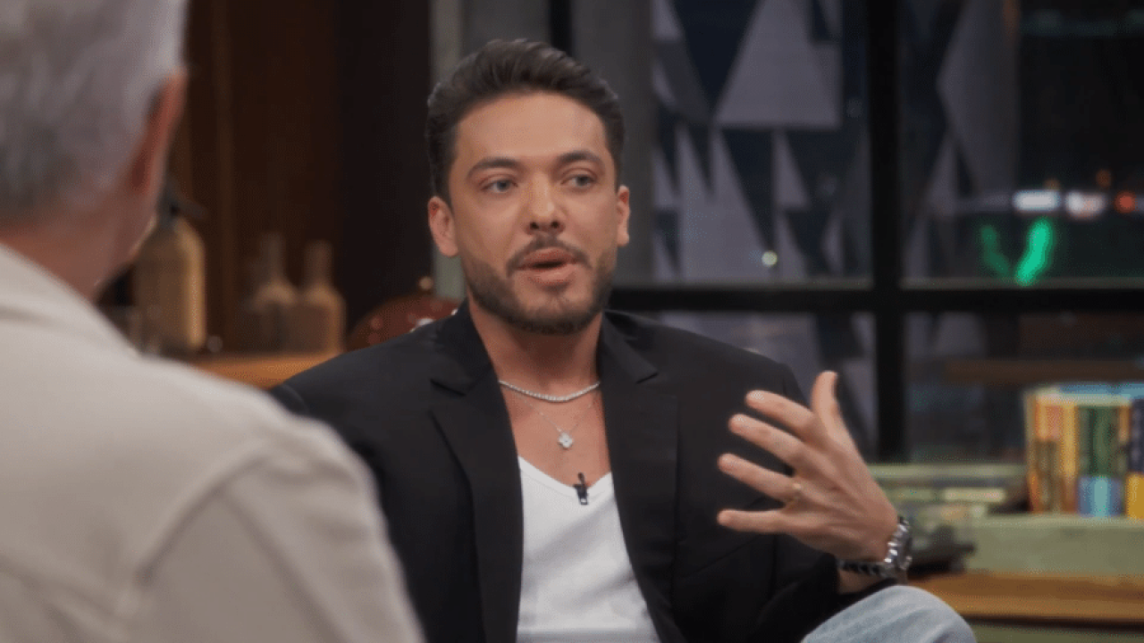 Wesley Safadão gesticulando durante entrevista no programa Conversa com Bial na TV Globo