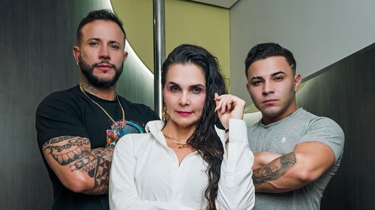 Weverton Fernandes, Luiza Ambiel e Gui Esteves posam com os braços cruzados para foto em estúdio com fundo escuro e neutro