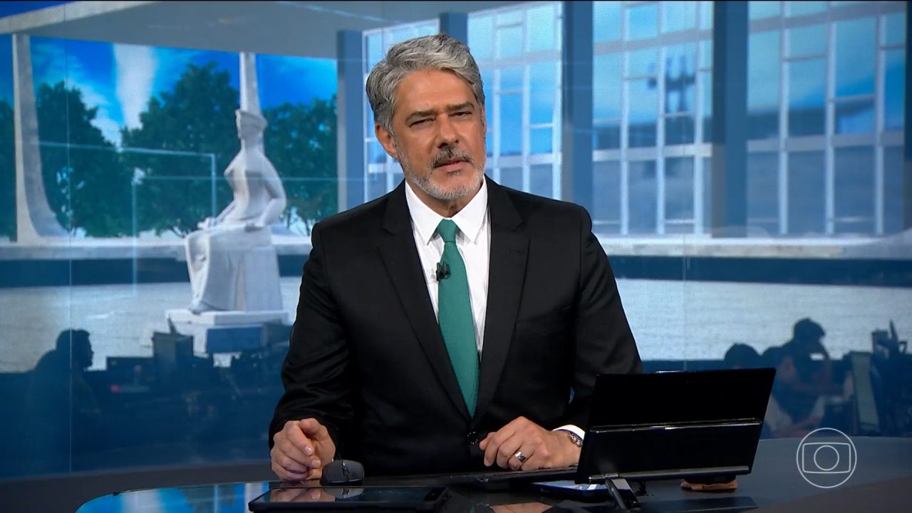 Foto de William Bonner no comando da edição especial do Jornal Nacional