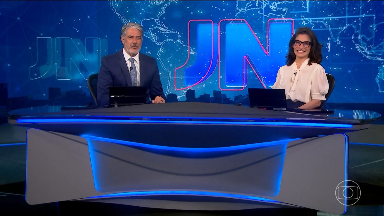 Foto de William Bonner e Renata Vasconcellos apresentando o Jornal Nacional