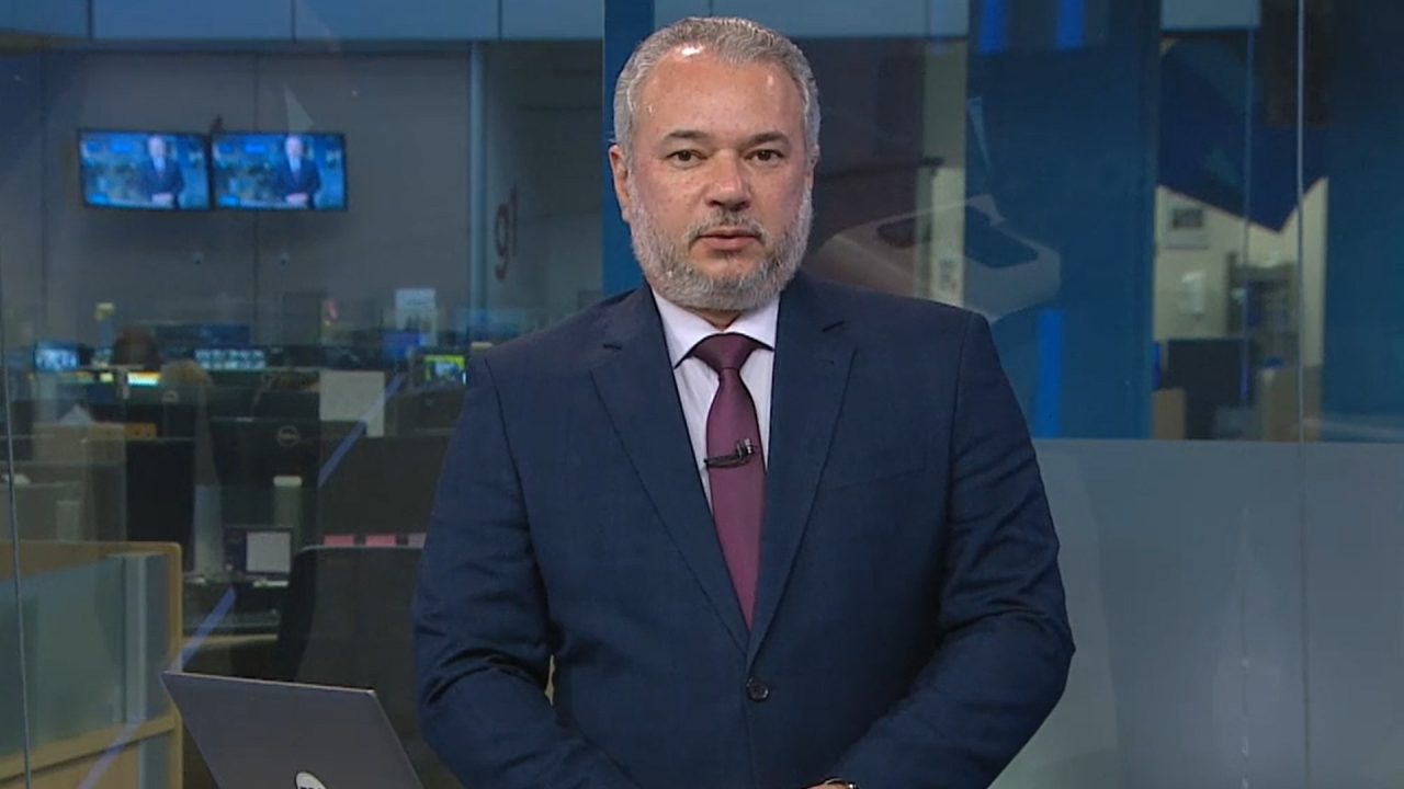 Foto do apresentador Wilson Soler no estúdio do Boa Noite Paraná